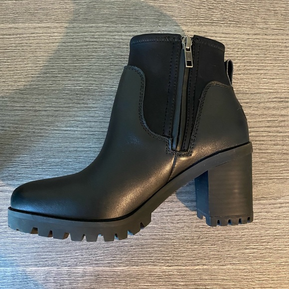 Size 7 UGG Amathea waterproof boots - Picture 5 of 6